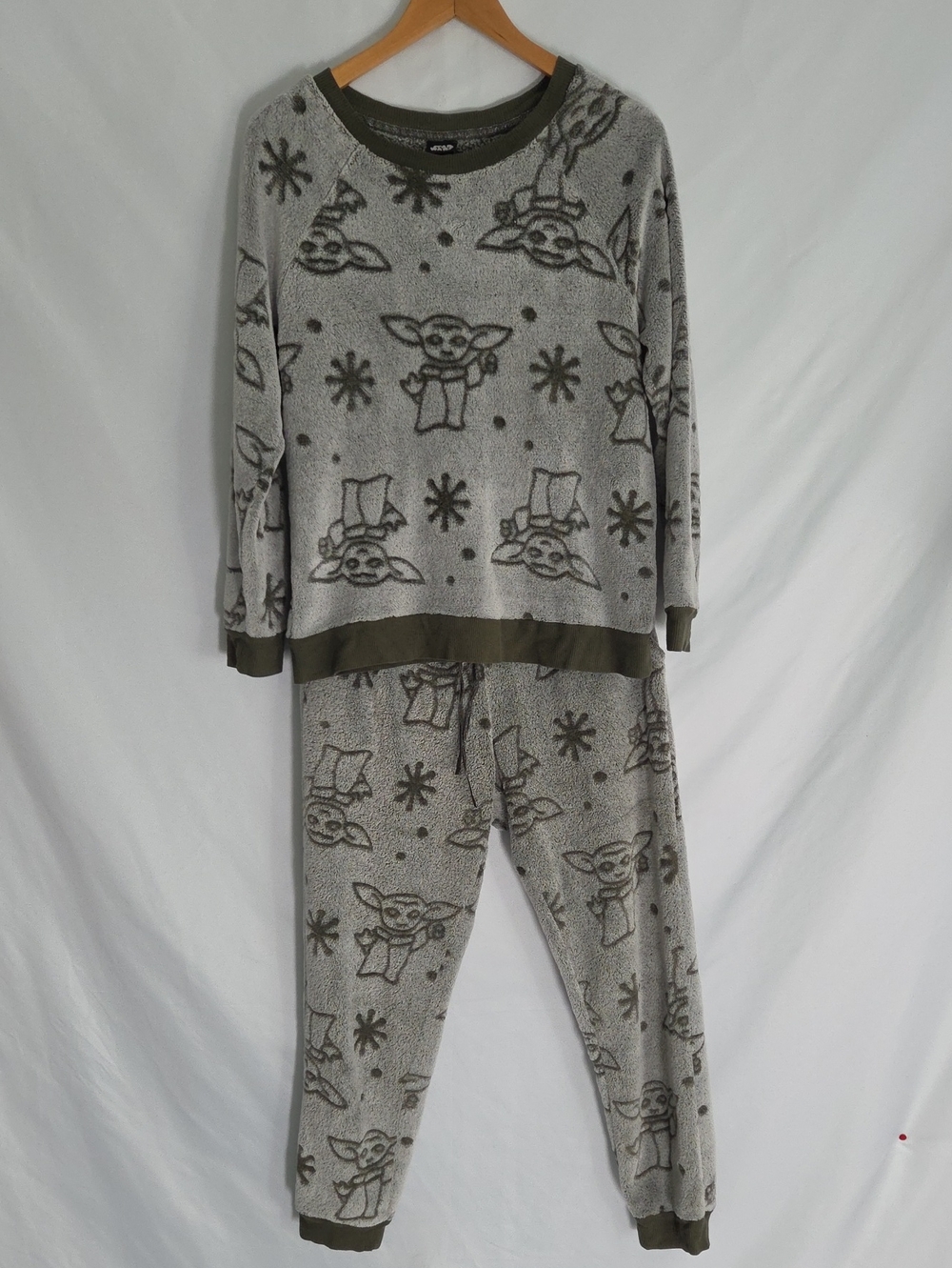 Star Wars Medium Baby Yoda Lounge Set For Anyone Of The Family !